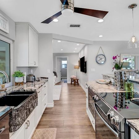 Inviting Lakeview Home L Pool L Close To Beaches マルコ・アイランド エクステリア 写真